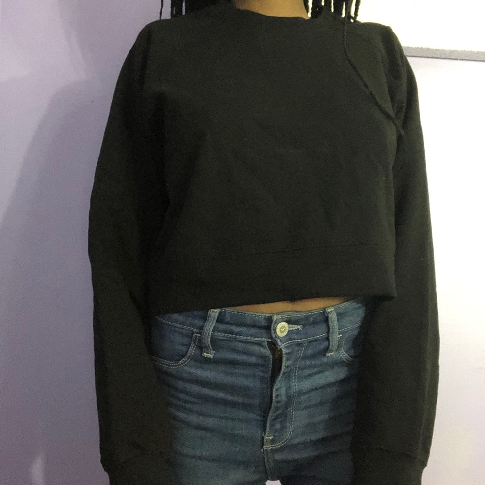 Cropped black sweatshirt